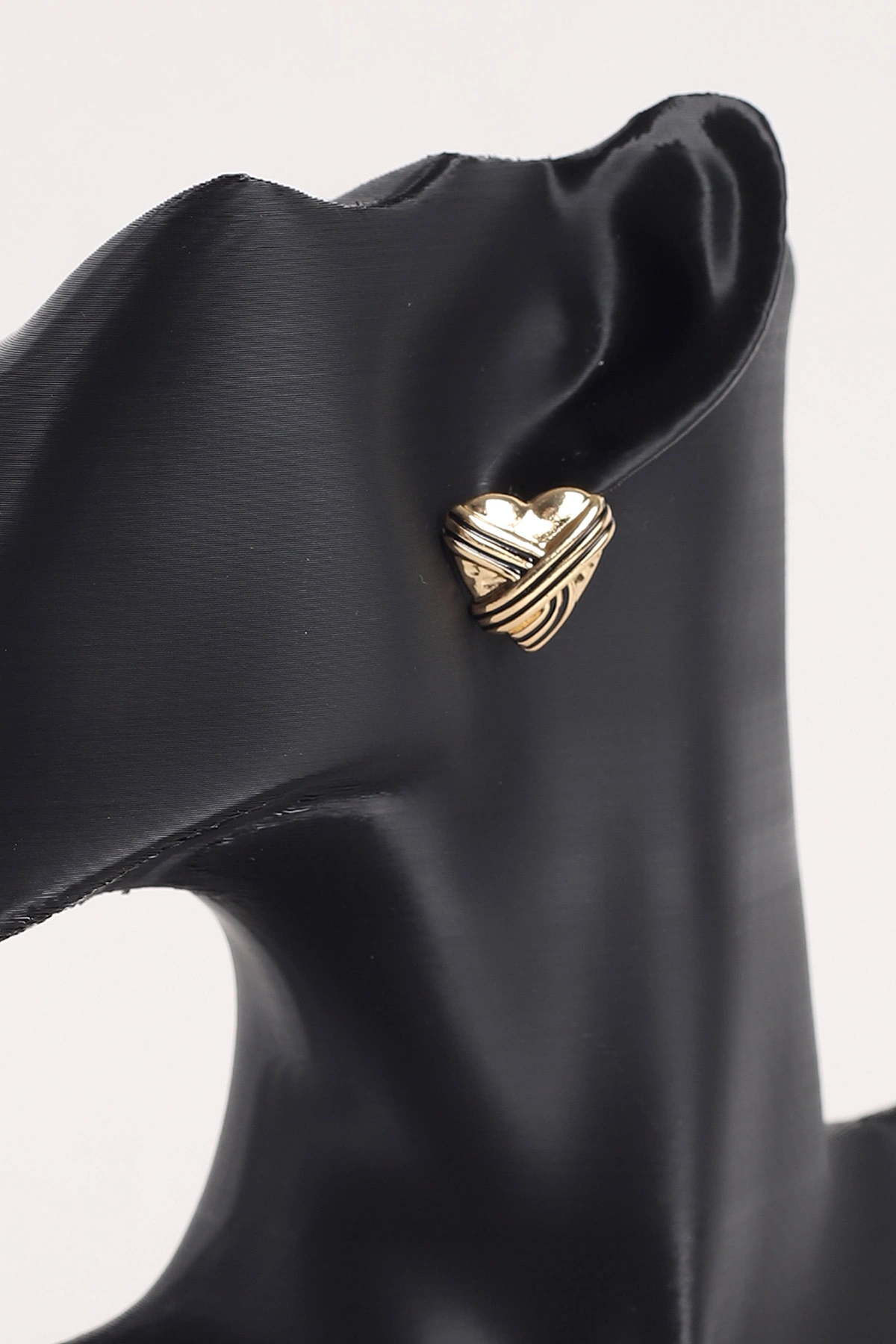 Siyah Kalp Model Gold Detaylı Çivi Küpe 368618