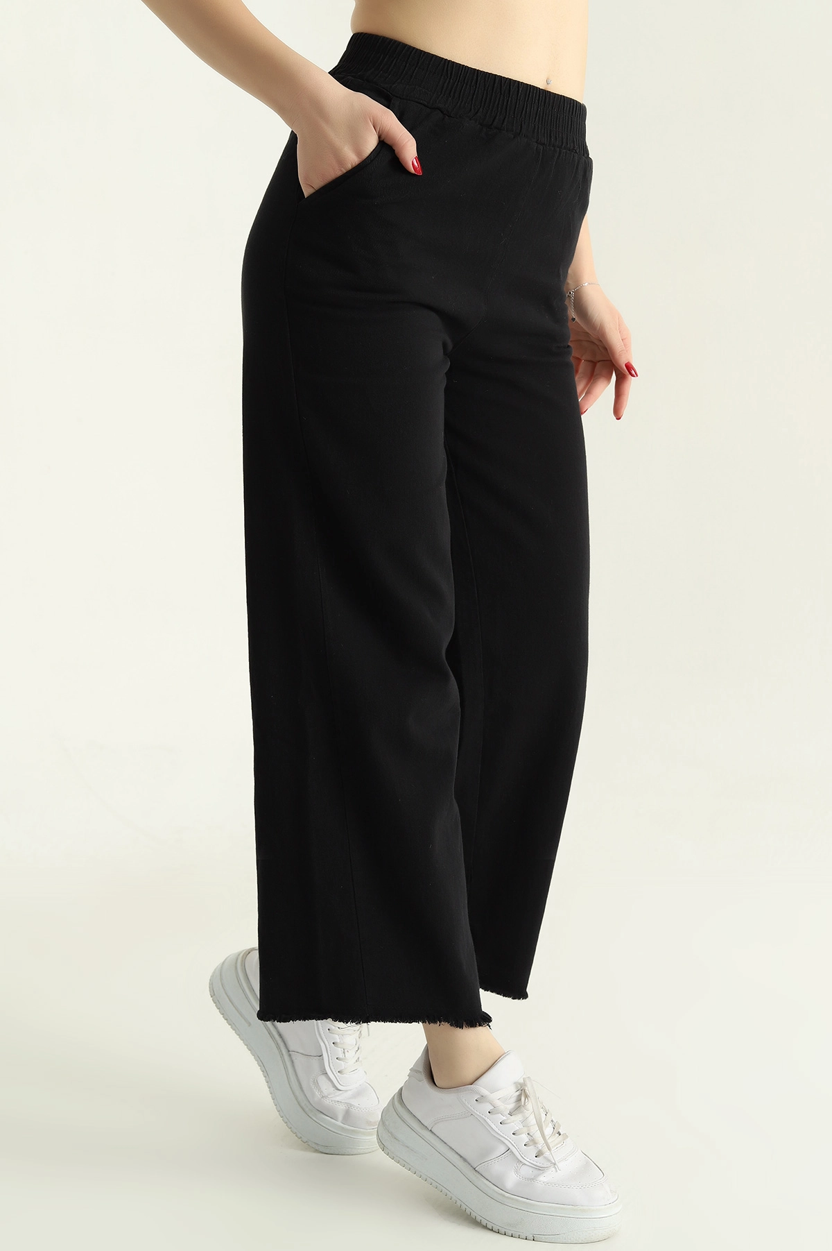 Siyah Lazer Kesim Bel Lastikli Bayan Gabardin Pantolon 332714