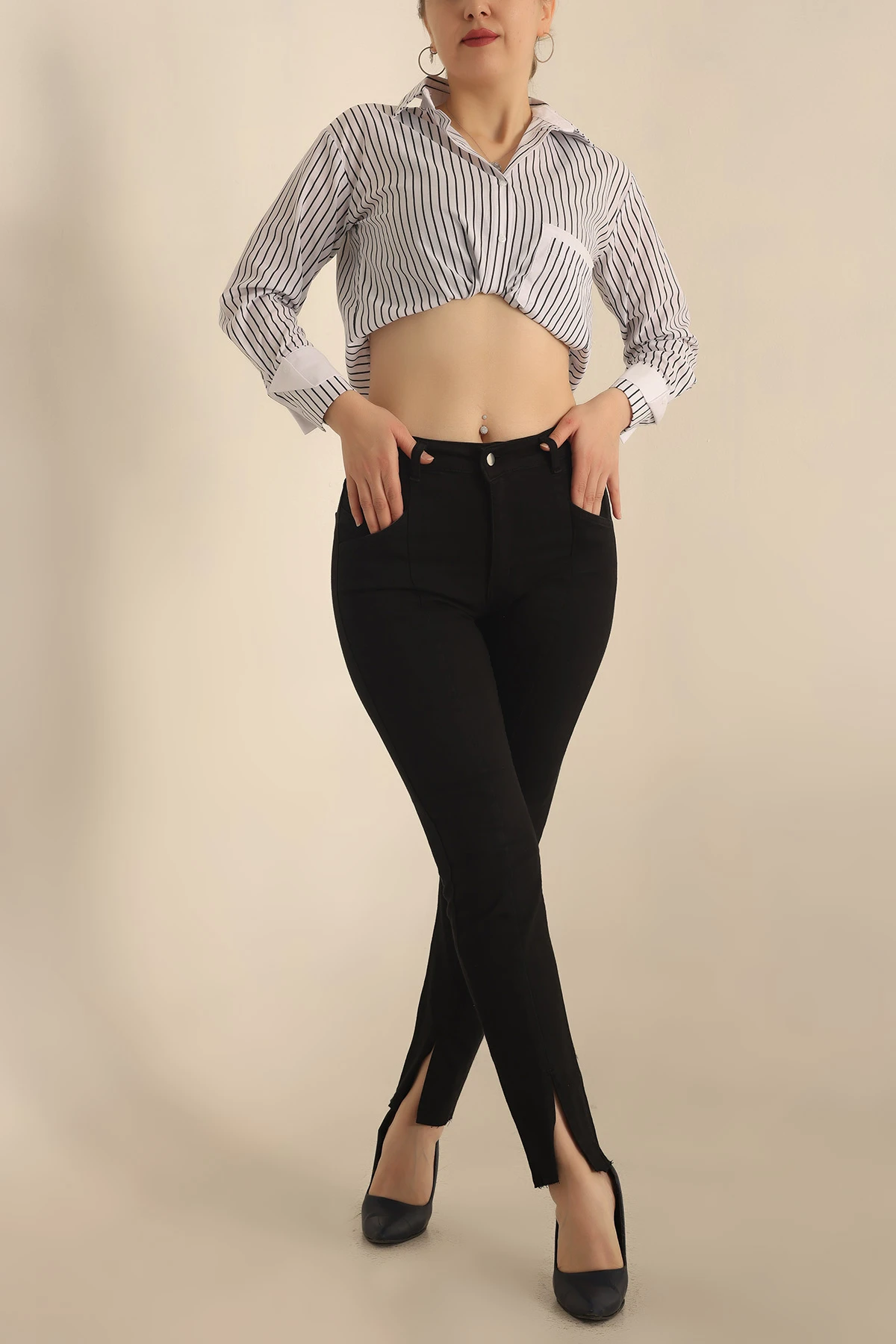 Siyah Lazer Kesim Yırtmaçlı Kot Pantolon 229115