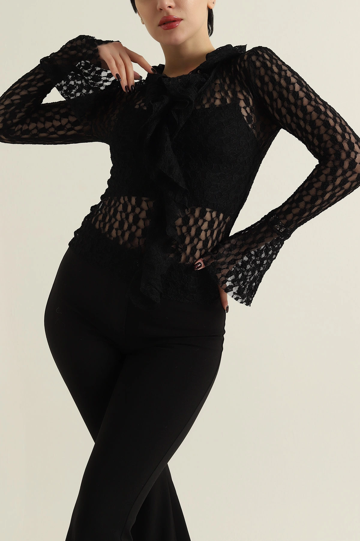 Siyah Madonna Yaka Dantelli Tasarım Kadın Bluz 424729