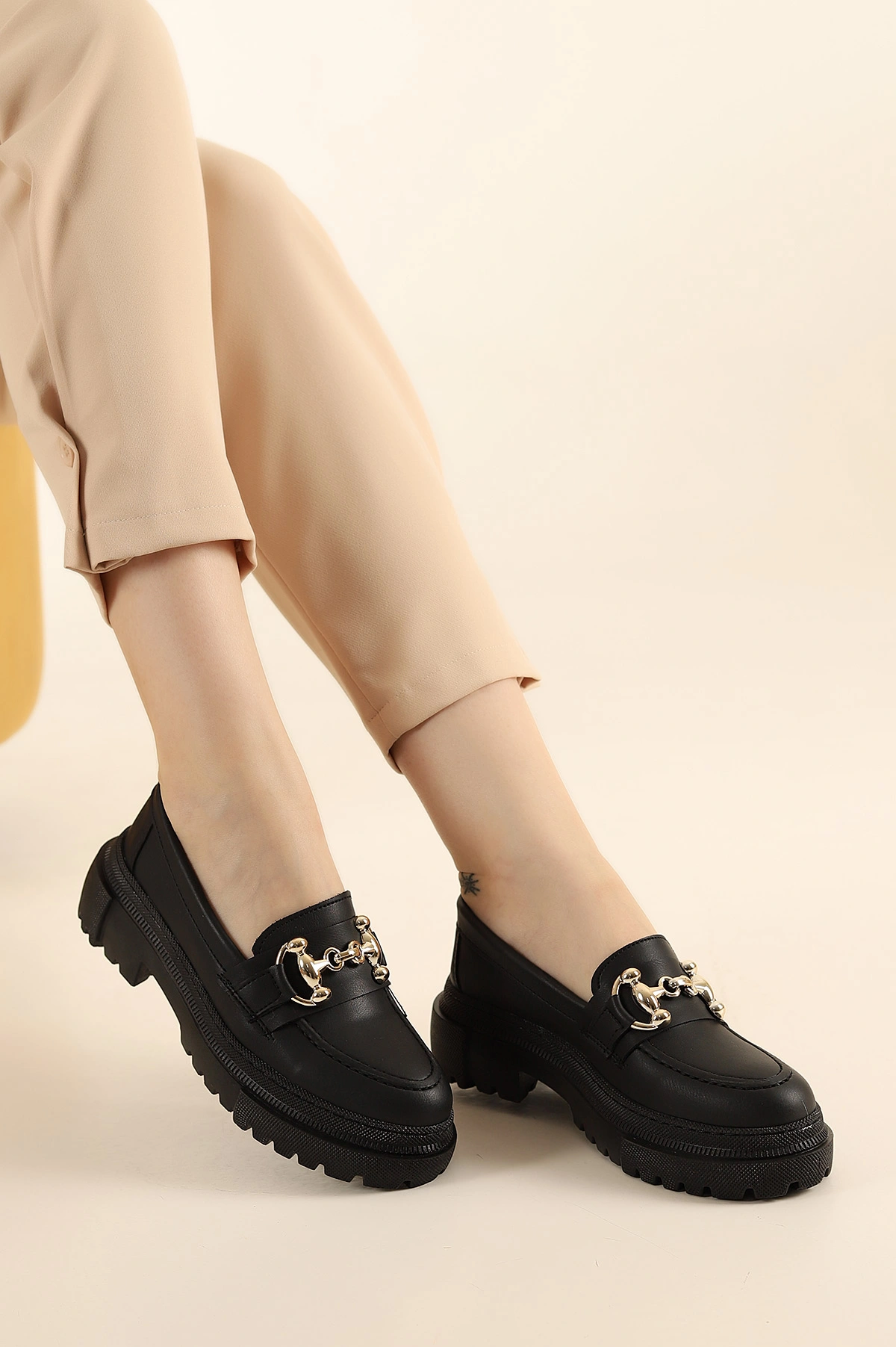 Siyah Mat Gold Tokalı Kalın Taban Loafer Ayakkabı 286765