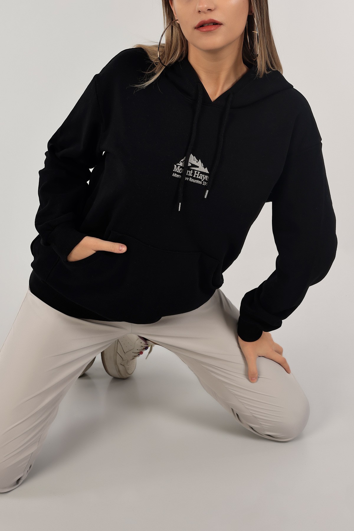 Siyah Nakışlı İçi Şardonlu Bayan Sweat 132568