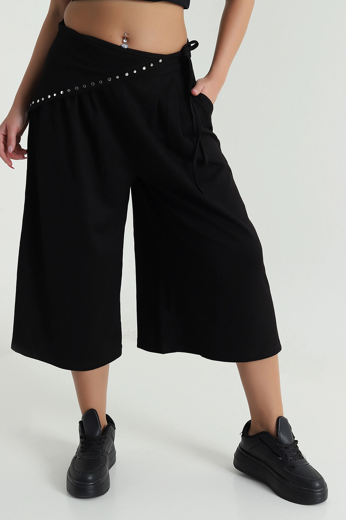 Siyah Peçeli Oversize Bel Lastikli Oysho Kadın Kapri 474620