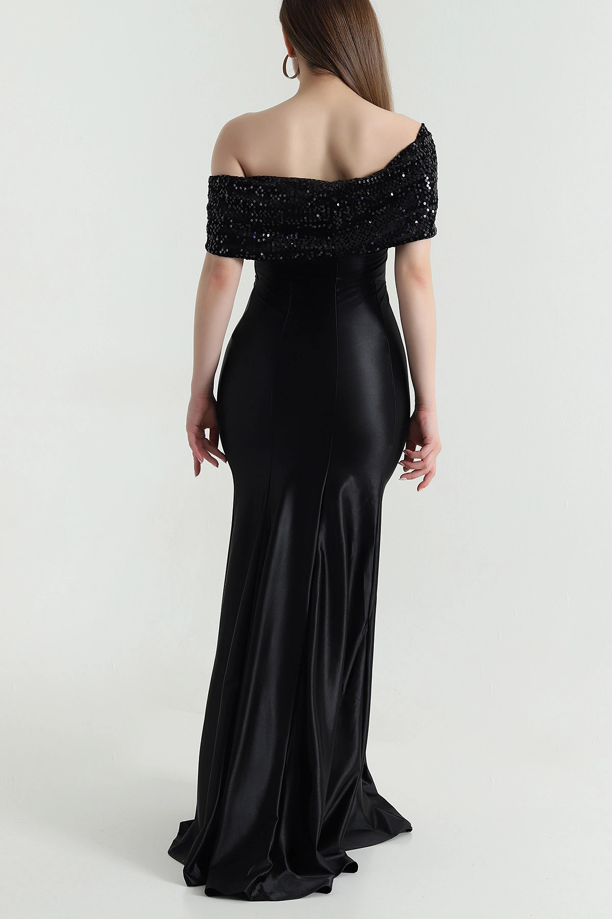 Siyah Pullu Saten Kayık Yaka Balık Model Kadın Abiye 471464