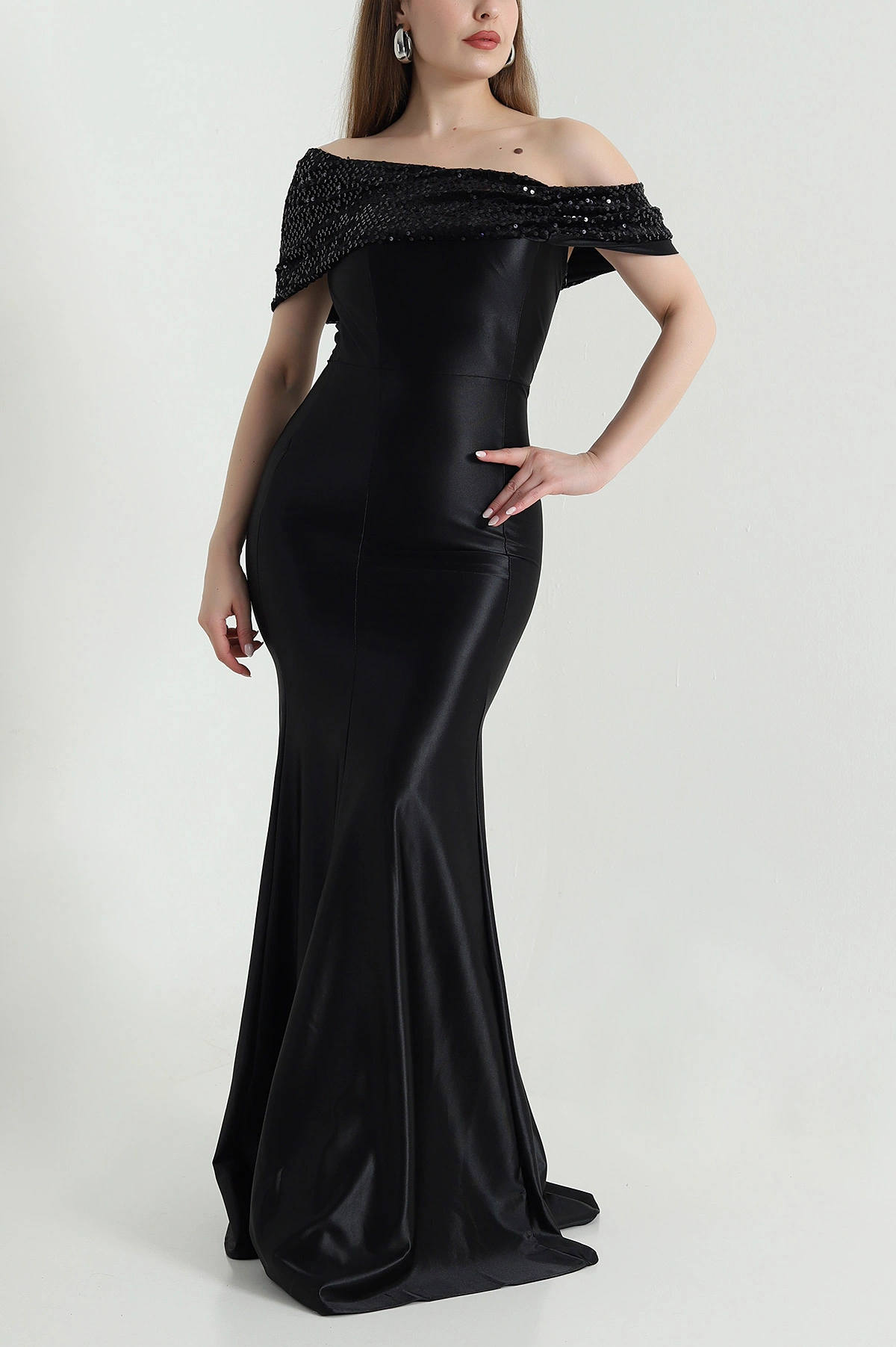 Siyah Pullu Saten Kayık Yaka Balık Model Kadın Abiye 471464