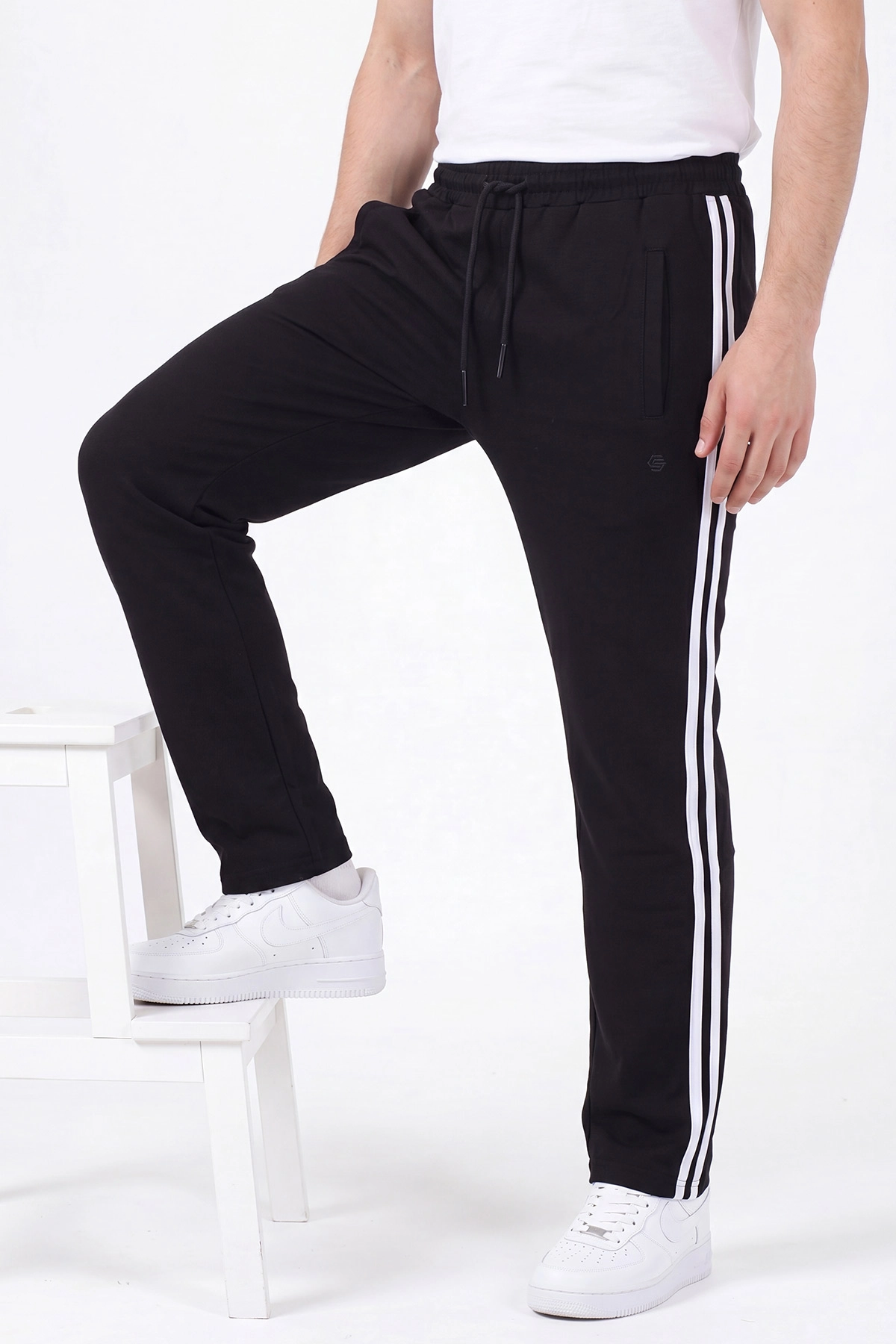 Siyah Regular Fit Şerit Detaylı Fermuarlı Cepli Erkek Eşofman Altı 402377