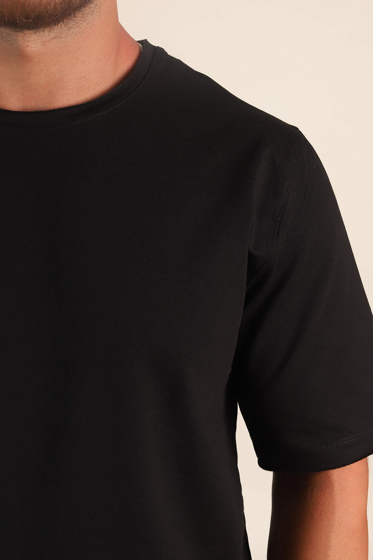 Siyah Relaxed Fit İki İp Yırtık Yaka Detaylı Basic Erkek Tişört 347586