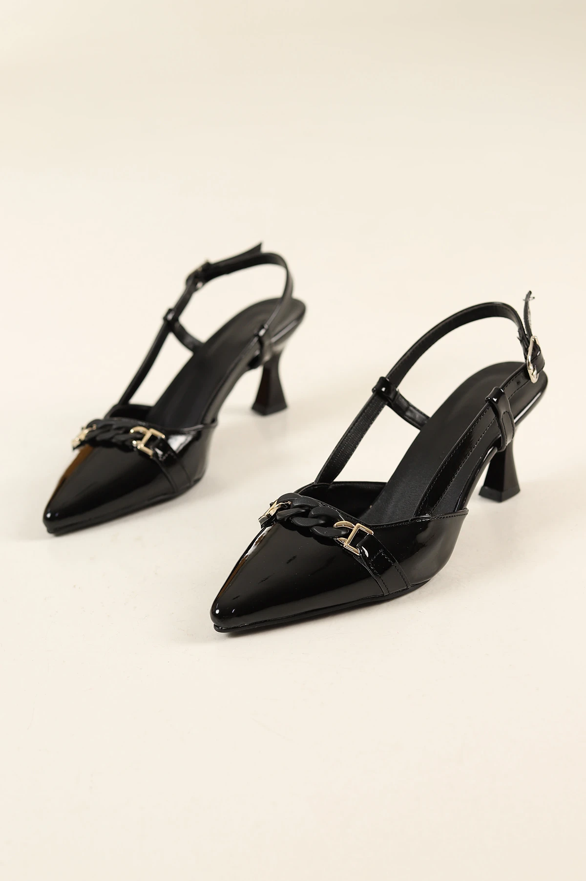 Siyah Rugan Zincir Tokalı Topuklu Ayakkabı 261659
