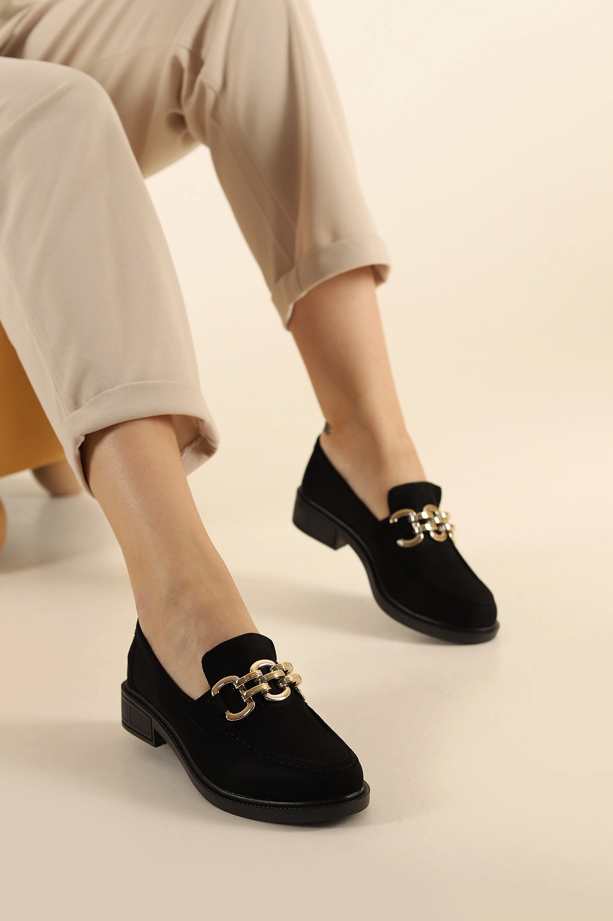 Siyah Süet Gold Zincirli Kadın Loafer Ayakkabı 302418