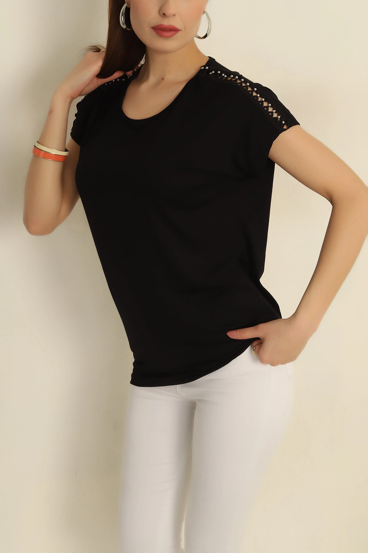 Siyah Taş ve Nakış İşlemeli Viskon Bluz 252328
