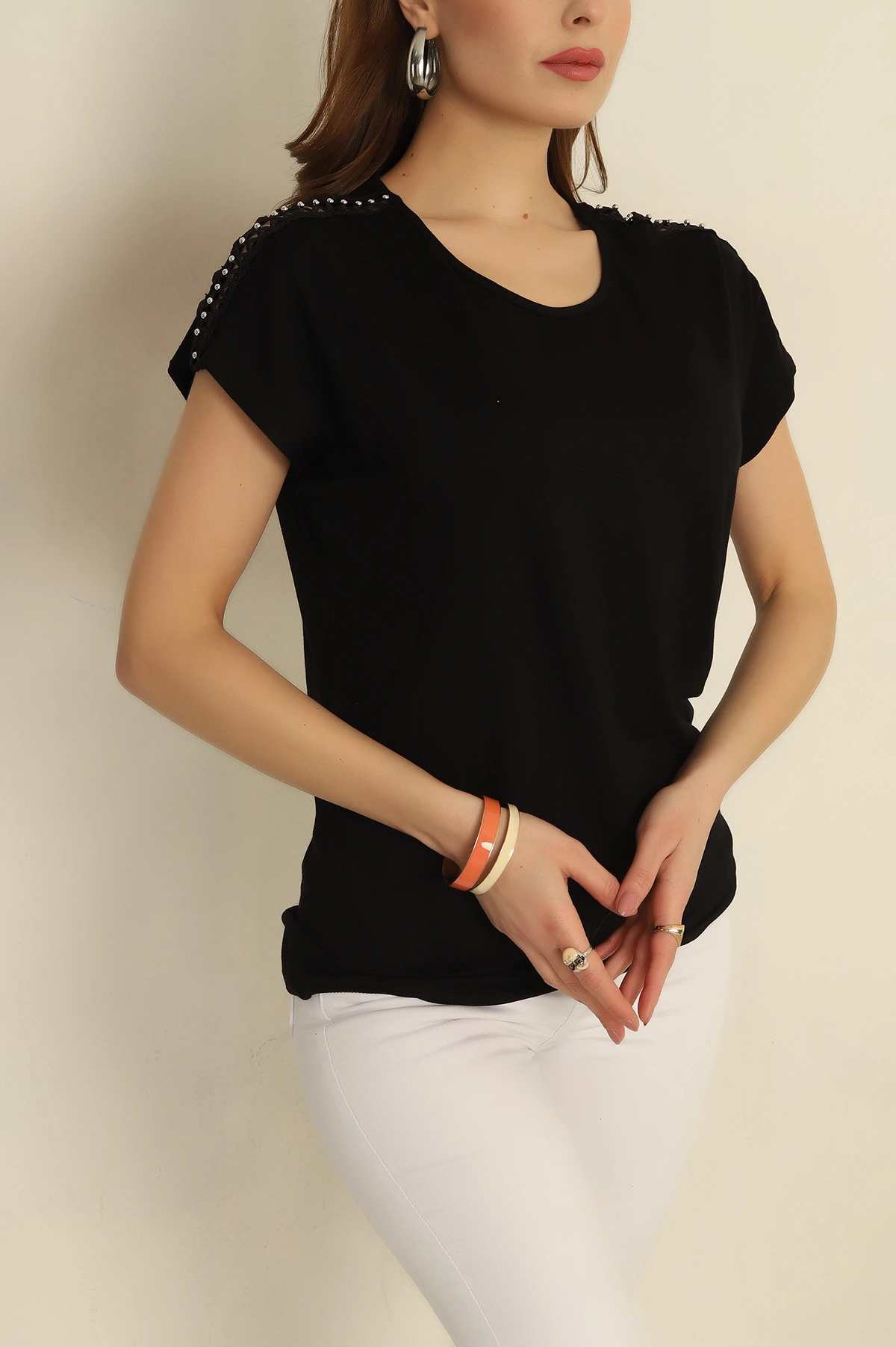 Siyah Taş ve Nakış İşlemeli Viskon Bluz 252328