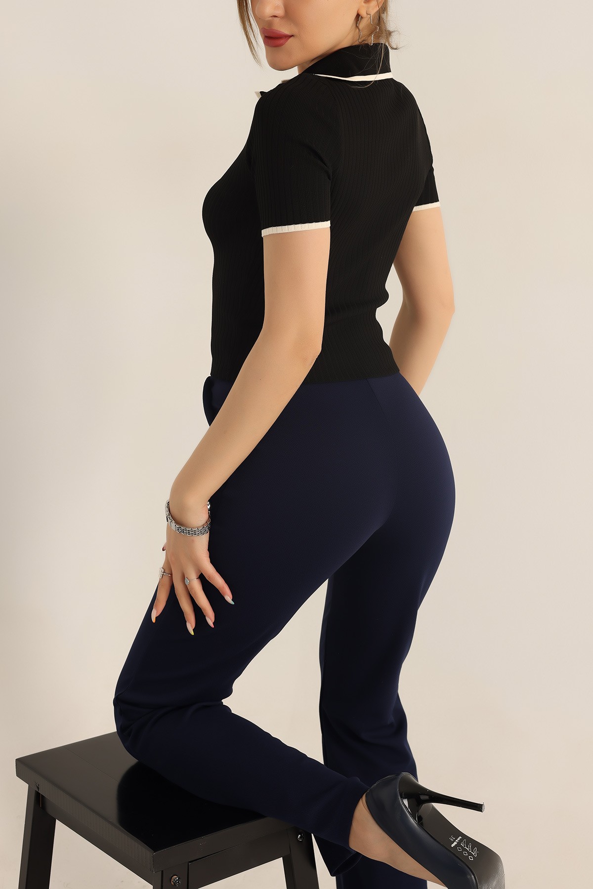 Siyah Yakalı Triko Bluz 183382