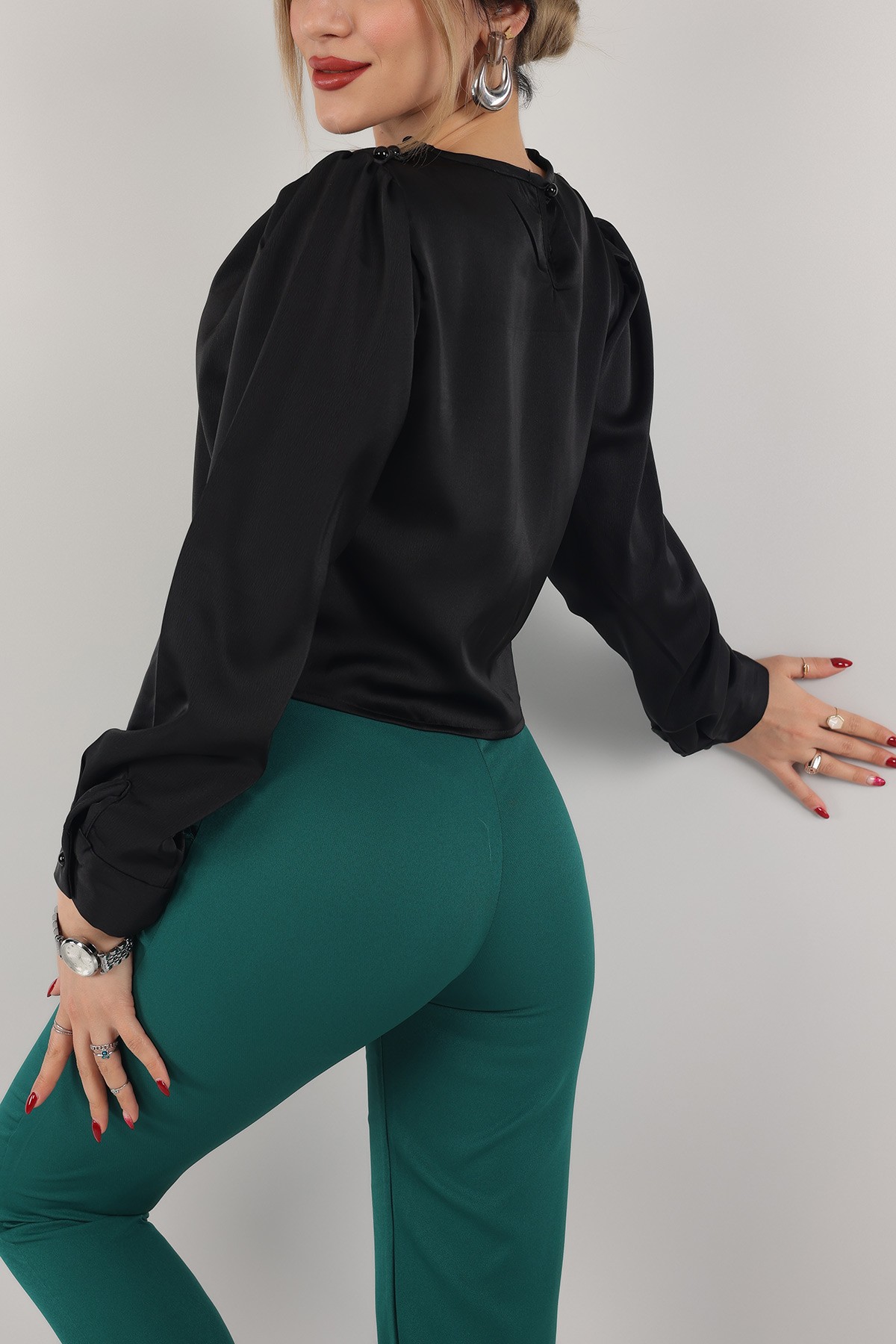 Siyah Yakası Pileli Saten Bluz 153354