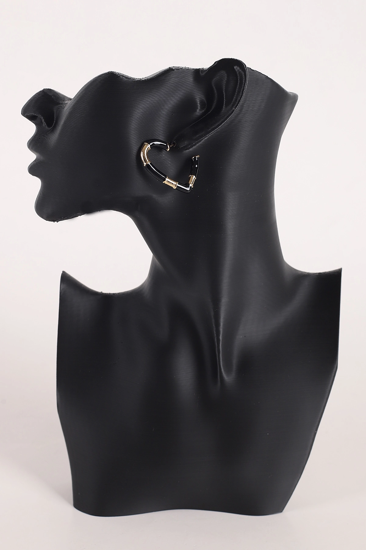 Siyah Yarı Mineli Gold Detaylı Kalp Model Küpe 368780