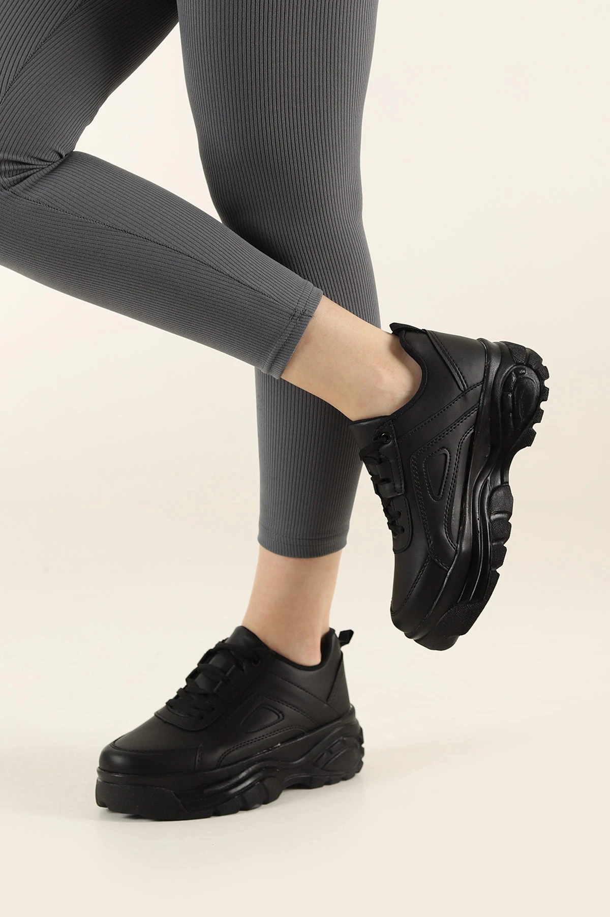 Siyah Yüksek Taban Spor Ayakkabı 235651