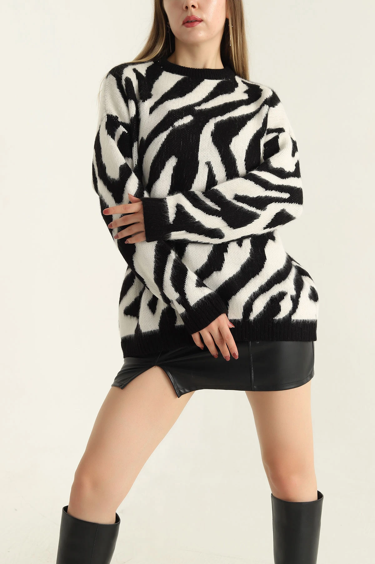 Siyah Zebra Desen Triko Bayan Kazak 303531