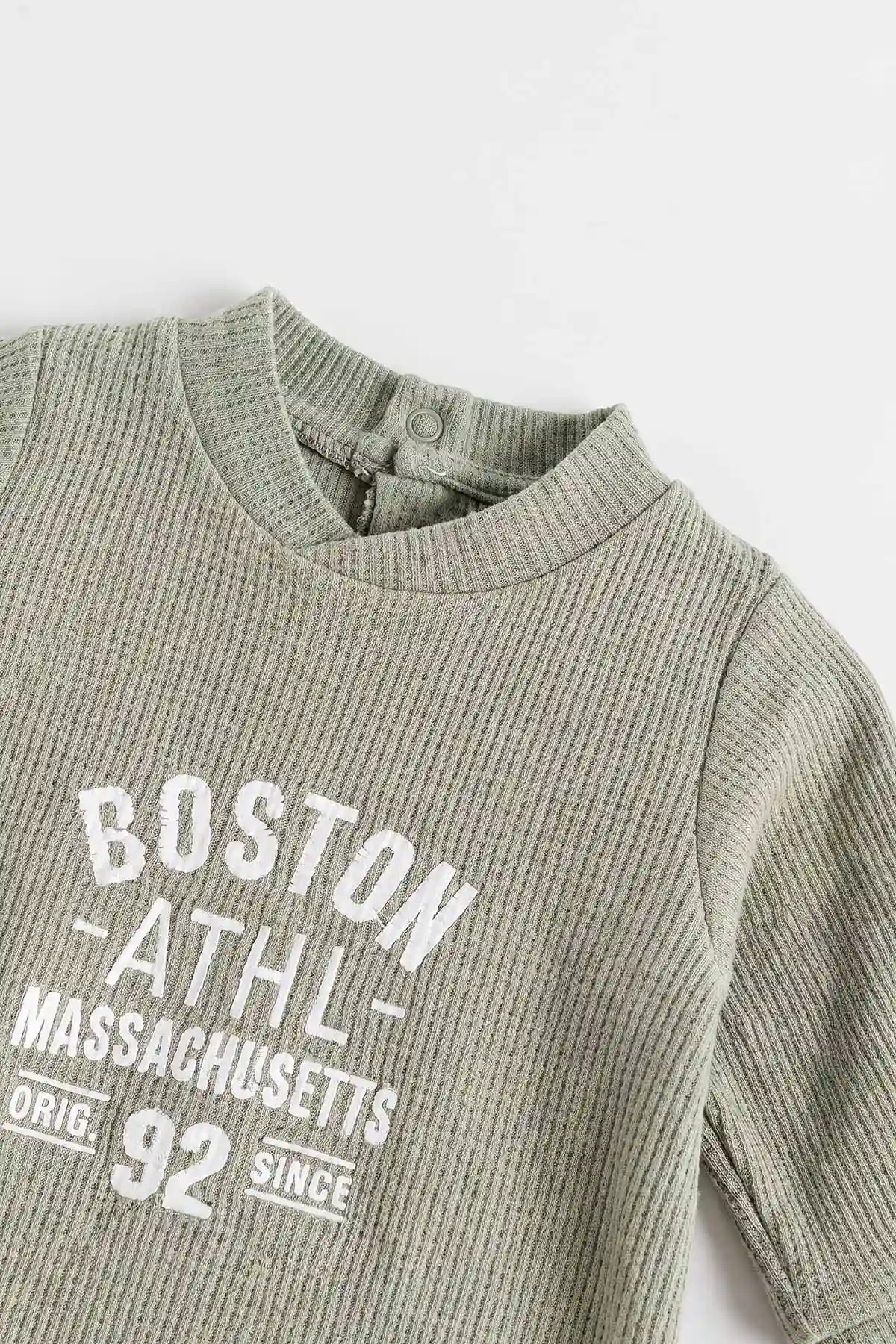 Su Yeşili (0-9 Ay) Boston Nakışlı Waffle Kumaş Çıtçıtlı Şapkalı Erkek Bebek Tulum 486944