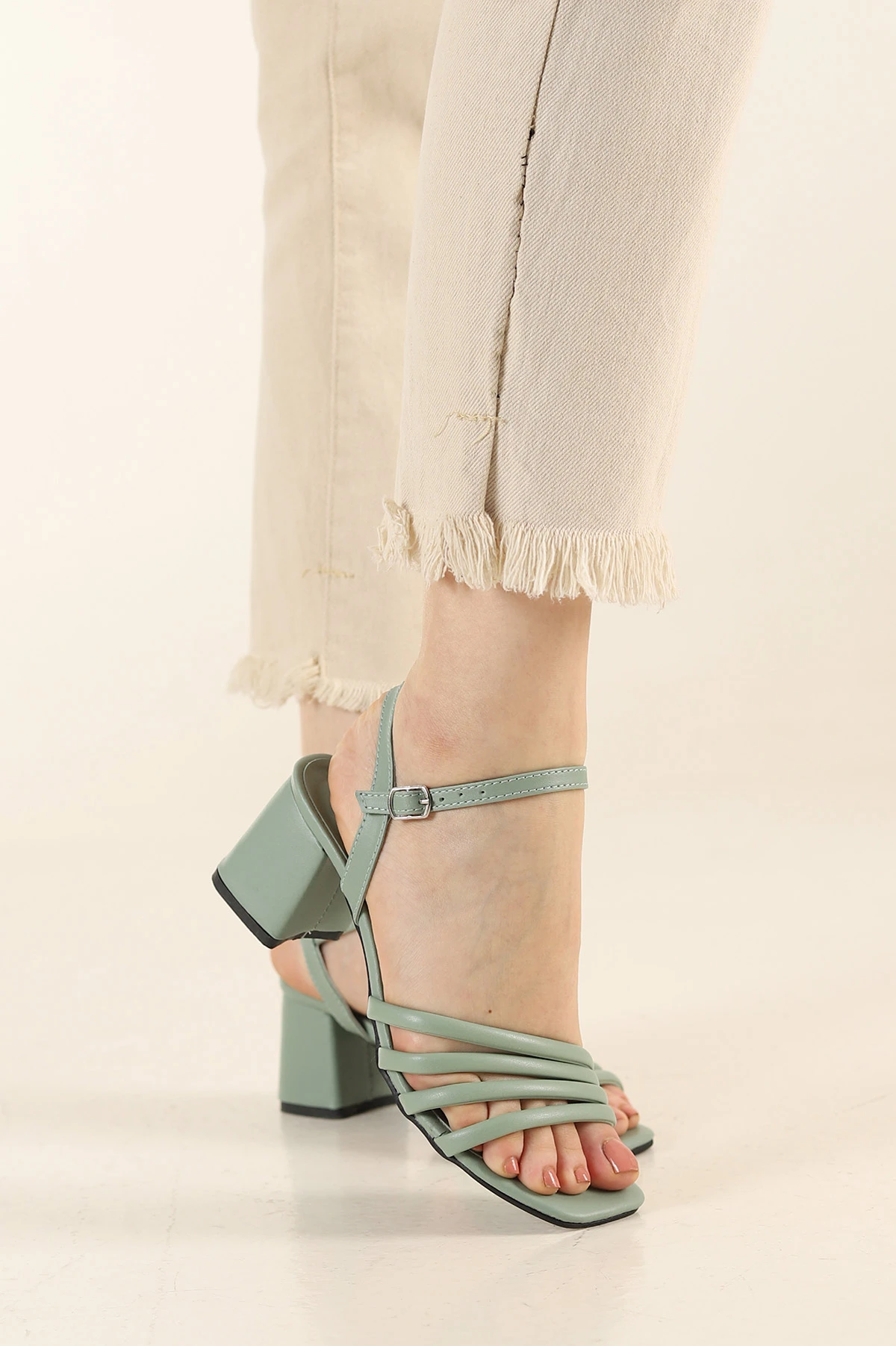 Su Yeşili Çapraz Bantlı Bilek Kemerli Topuklu Sandalet 249667