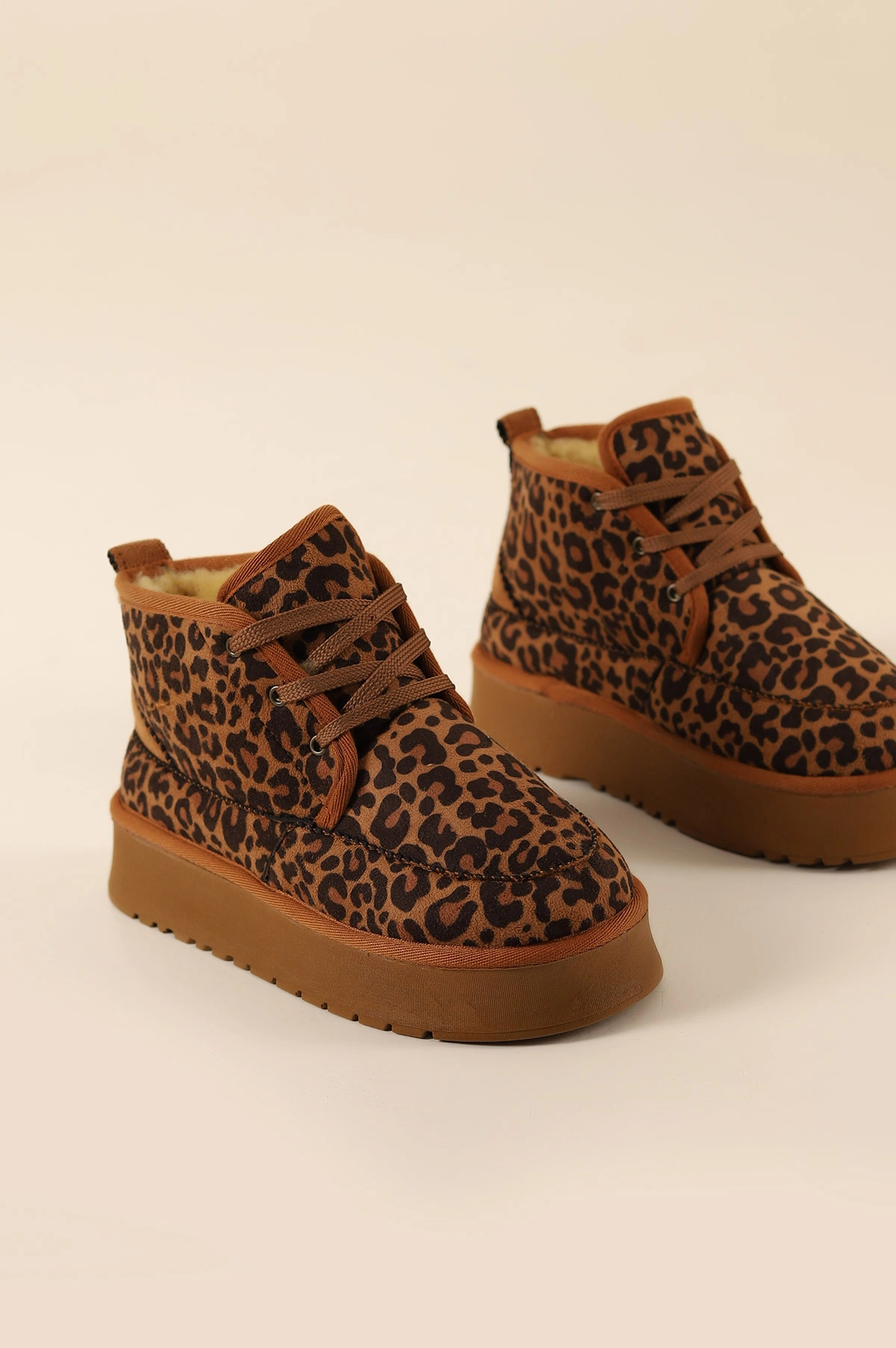 Taba Süet Leopar Desenli Kalın Tabanlı İçi Tüylü Bağcıklı Kadın Bot 316610