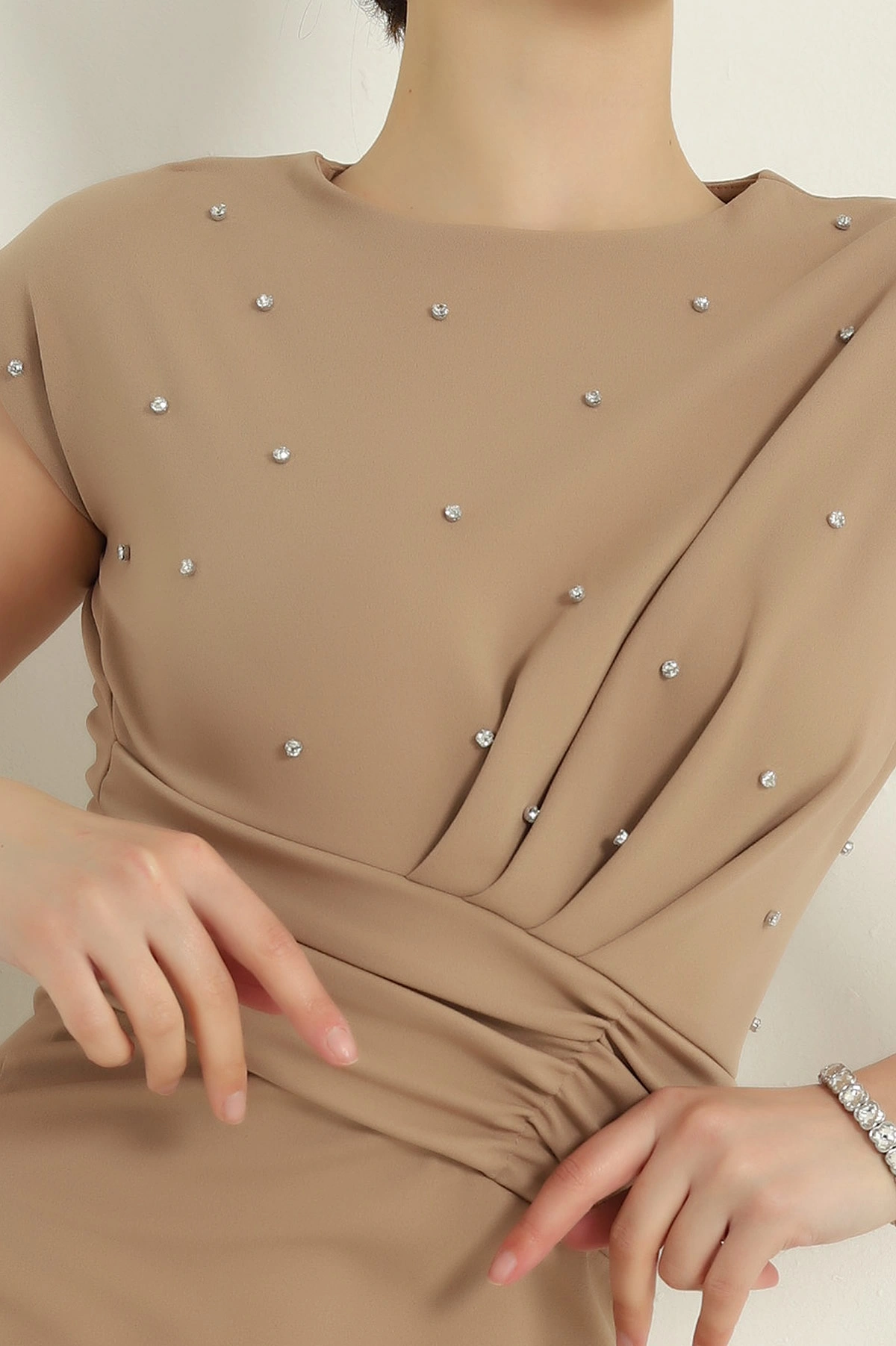 Taş İşlemeli Omuzları Vatkalı Krep Elbise 357492