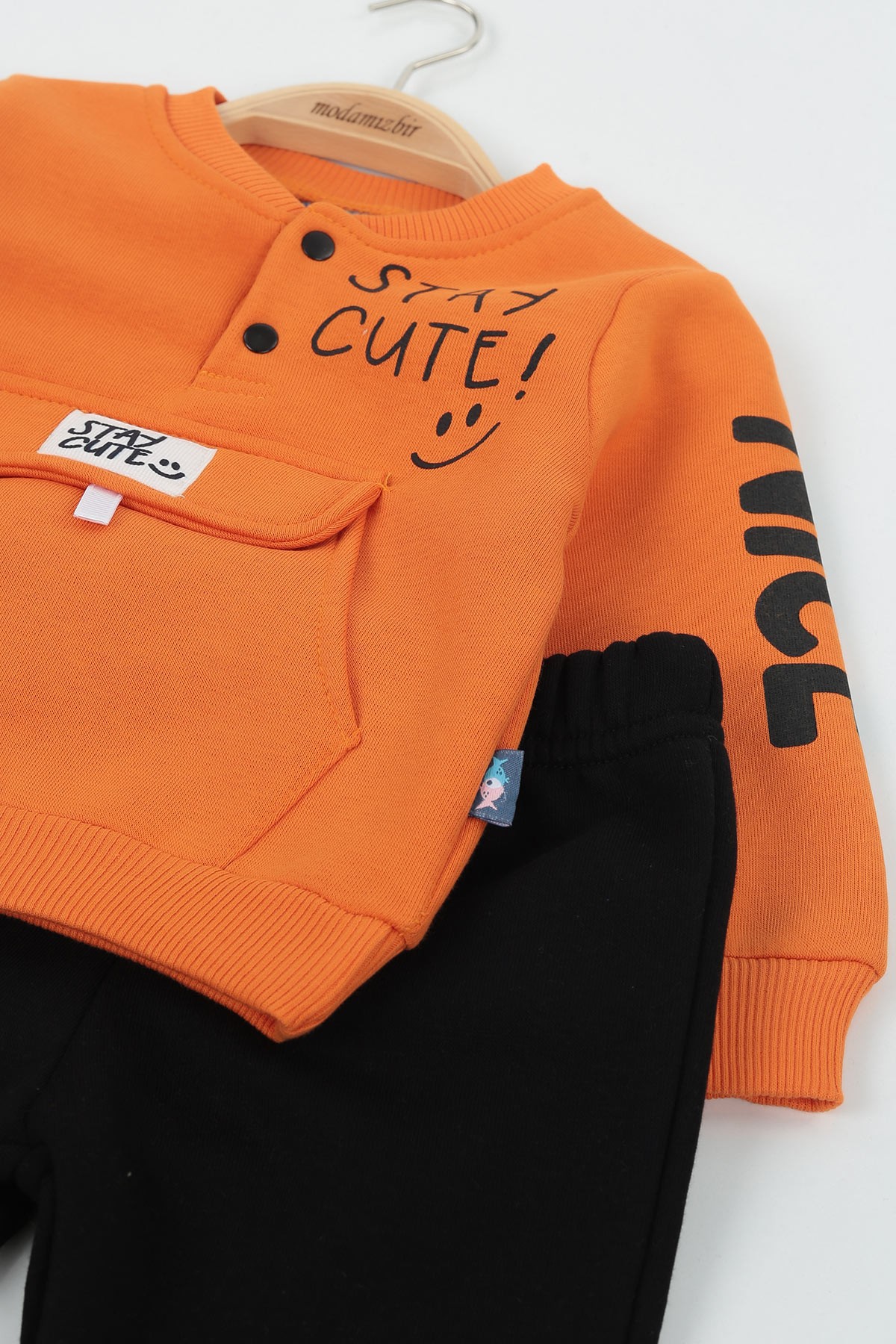 Turuncu (9-24 Ay) Stay Cute Baskılı Kapak Cepli Üç İp Şardonlu Erkek Çocuk Takım 136798