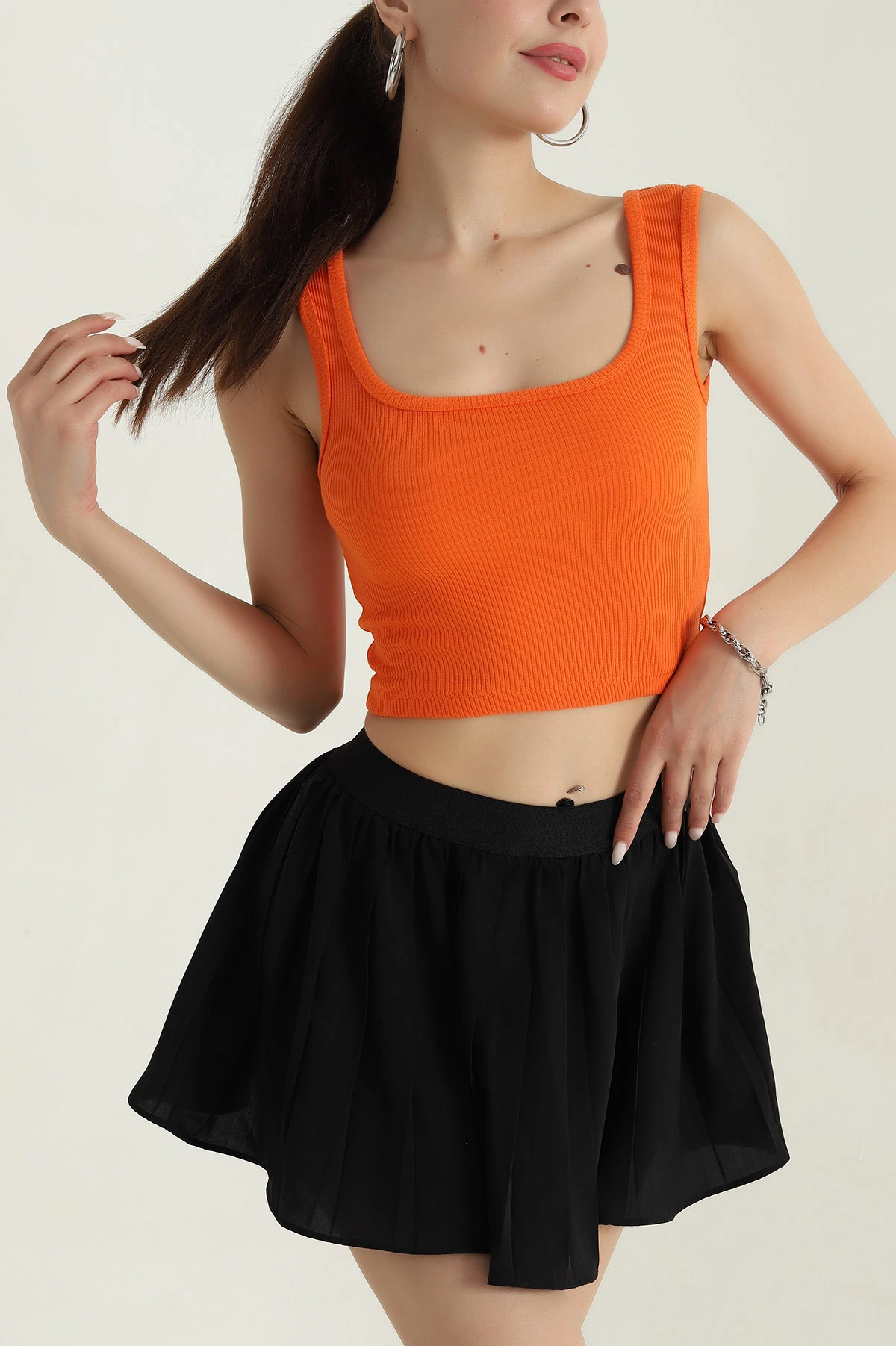 Turuncu Kare Yaka Crop Atlet 378188