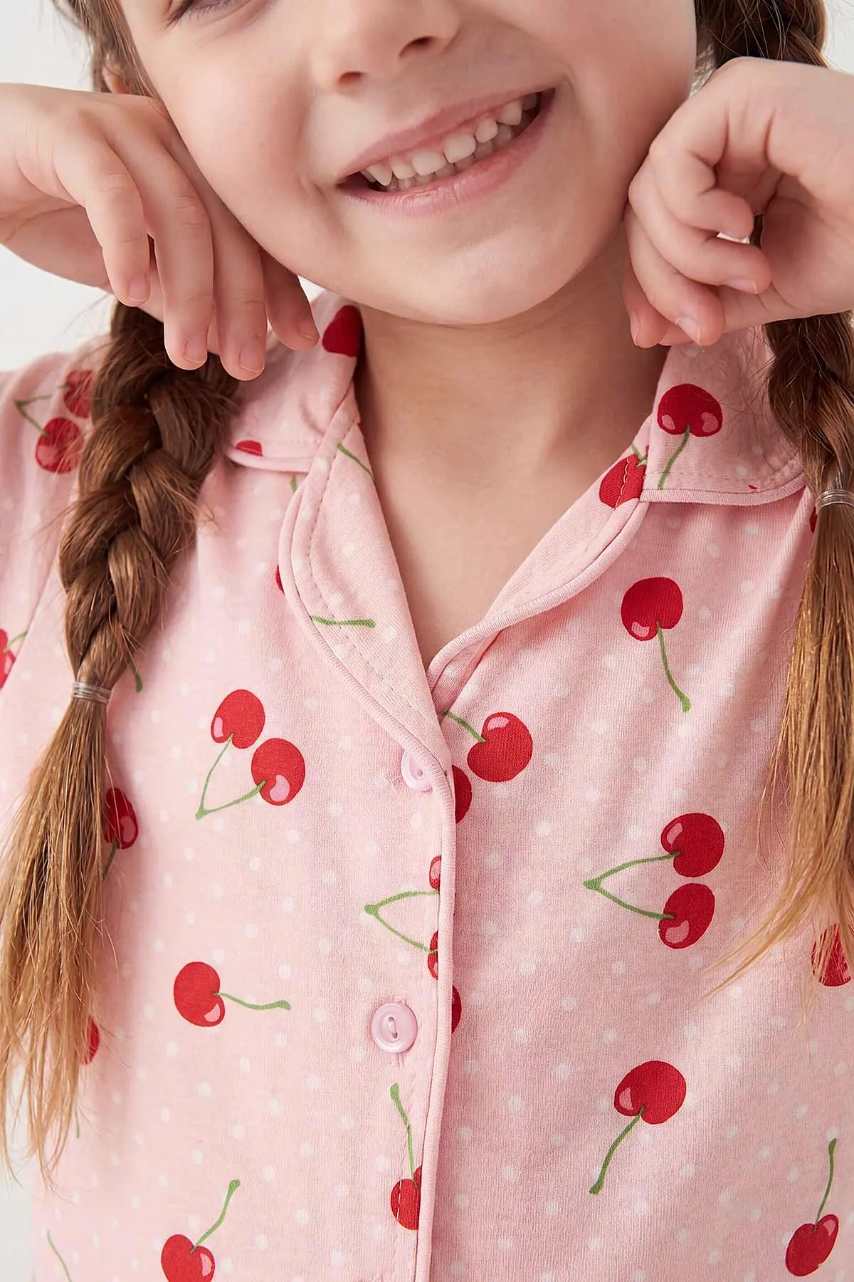 Yavruağzı (4-12 Yaş) Kiraz Baskılı Kısa Kol Ön Düğmeli Göz Bandı Detaylı Kız Çocuk Pijama Takım 453256