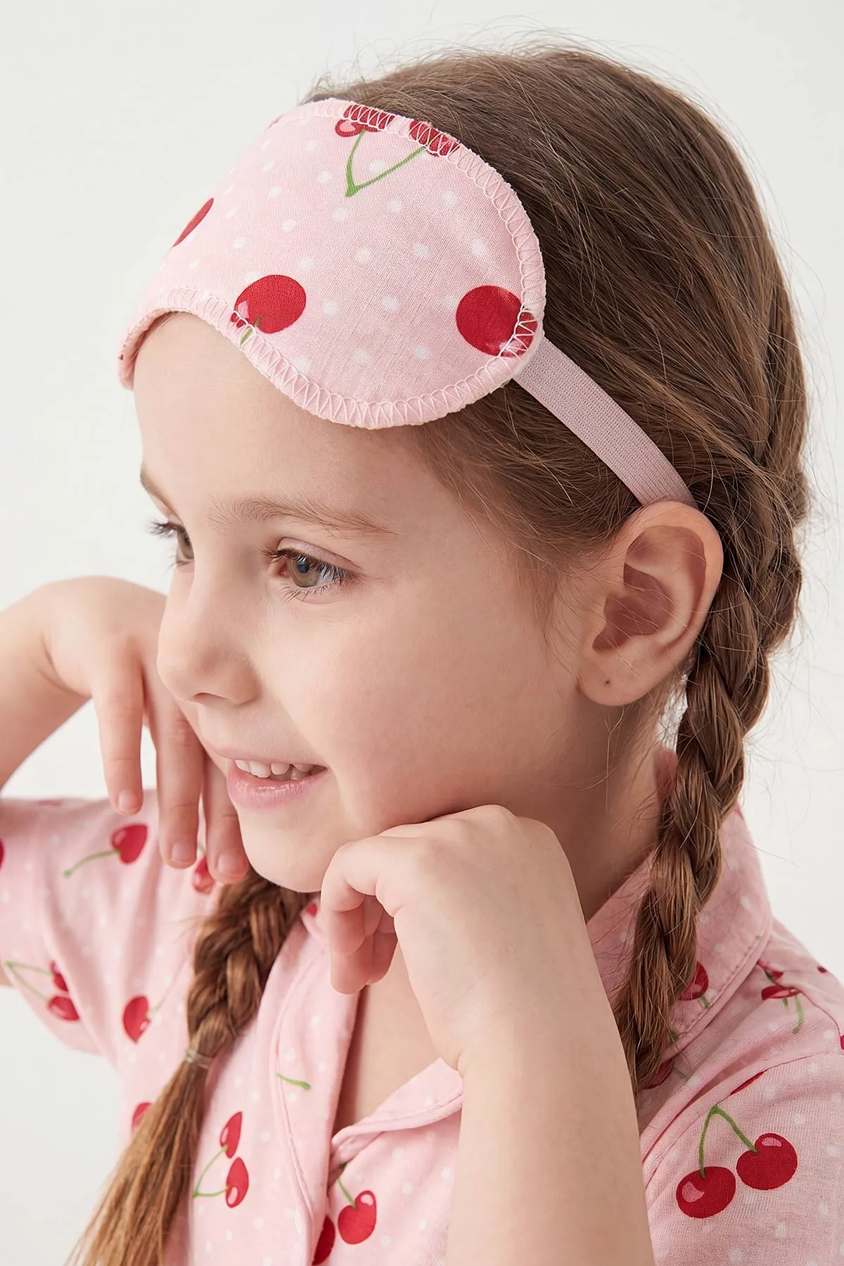 Yavruağzı (4-12 Yaş) Kiraz Baskılı Kısa Kol Ön Düğmeli Göz Bandı Detaylı Kız Çocuk Pijama Takım 453256