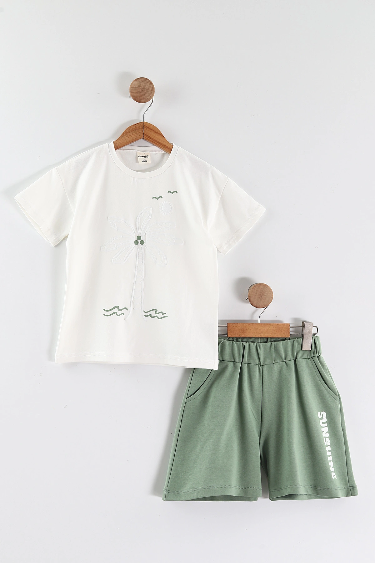 Yeşil (1-9 Yaş) Kabartma Çiçek    Tişörtlü ve Cepli Şortlu Süprem Kız Çocuk Yazlık Takım 456422
