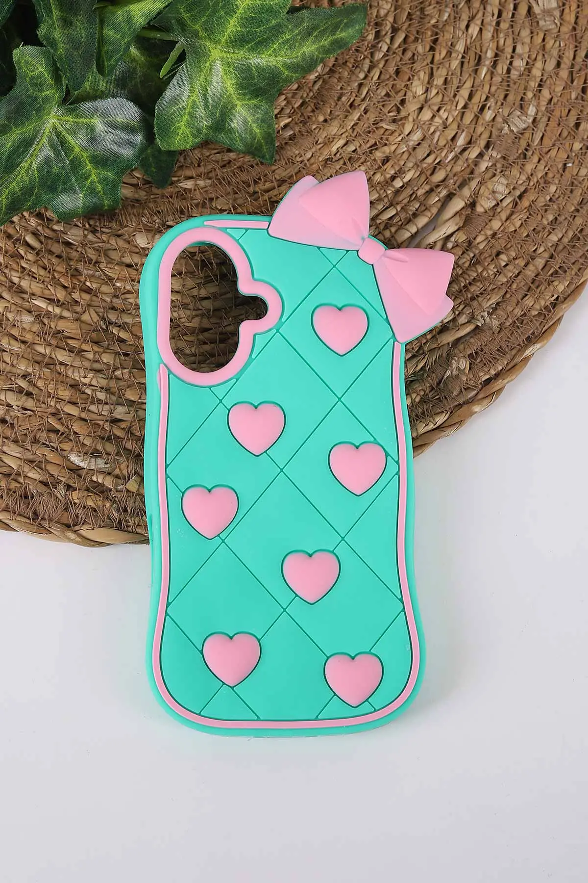 Yeşil TeknoCase İPhone 16 Uyumlu Terra Case Serisi Premium Kabartmalı Soft Silikon Telefon Kılıfı 430310