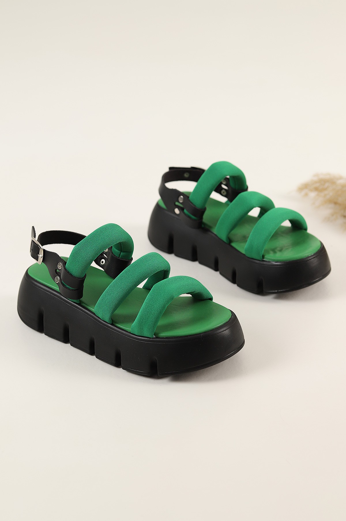 Yeşil Üç Bantlı Kemerli Kalın Taban Kadın Sandalet 178109