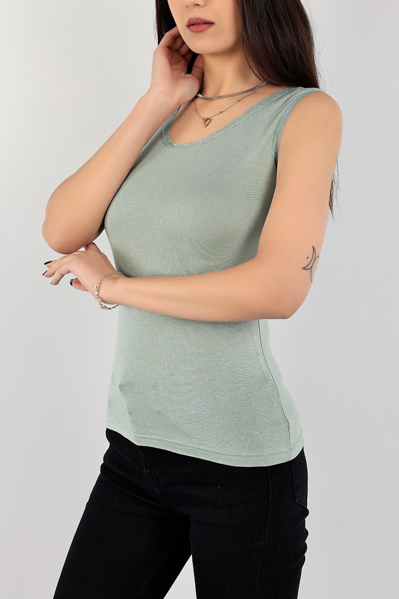 Yeşil Yaka ve Omuz Dantelli Üst 103840
