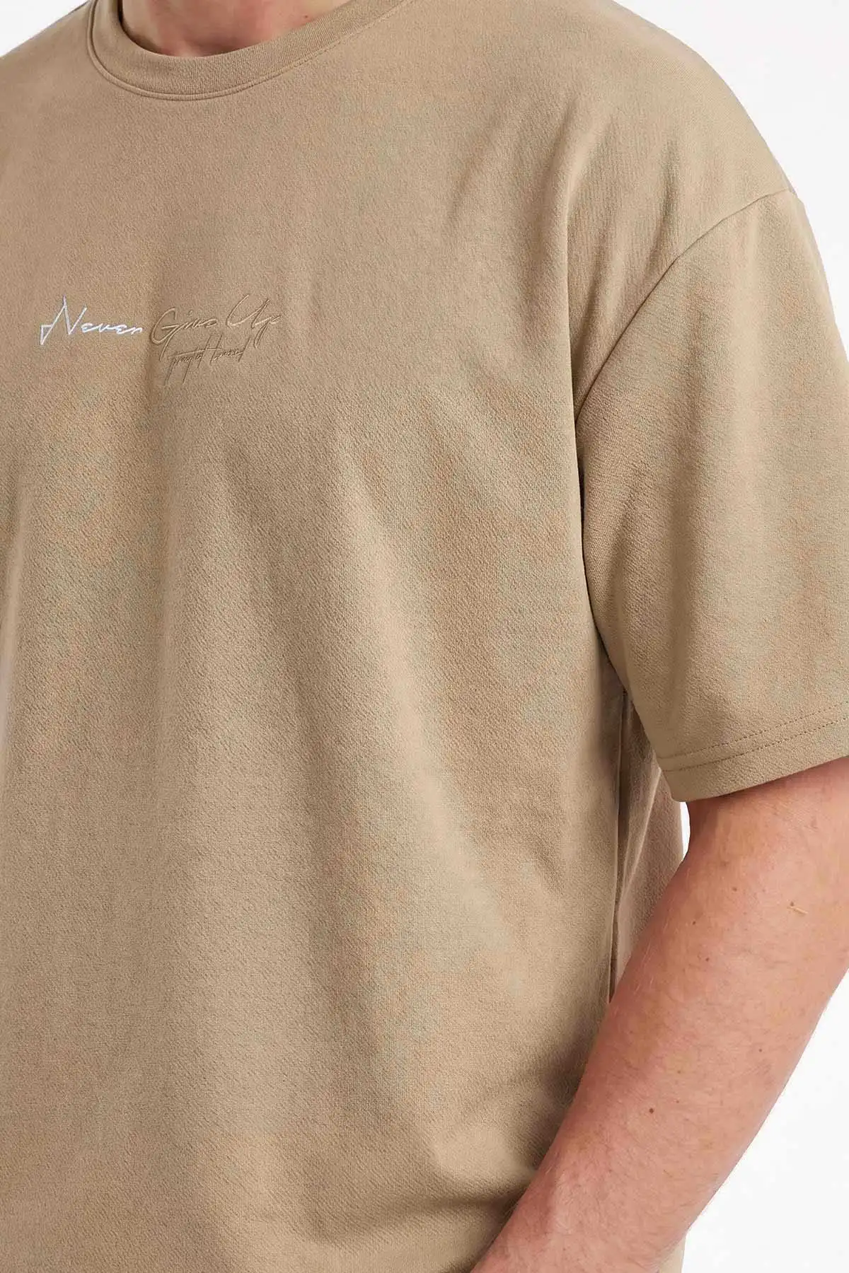 Zeytin Oversize Bisiklet Yaka Yazı Detaylı Erkek Tişört 465425