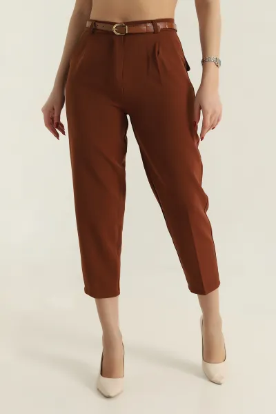 acik-kahve-kemerli-atlas-havuc-pantolon-415684