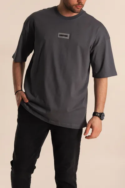 antrasit-oversize-suprem-kumas-plastik-baski-detayli-erkek-tisort-267358