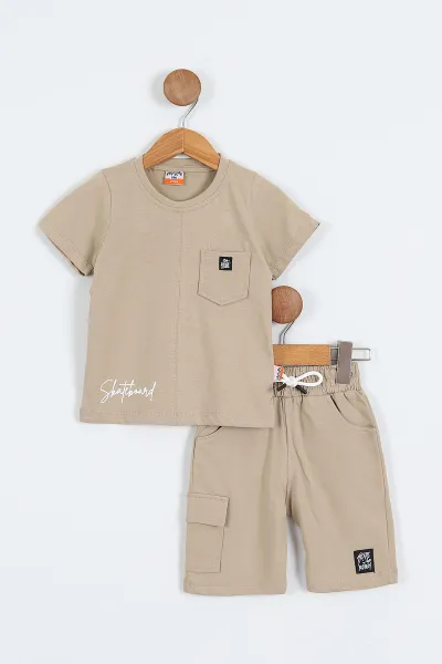bej-2-5-yas-on-arka-skateboard-baskili-cep-detayli-penye-erkek-cocuk-yazlik-takim-347252