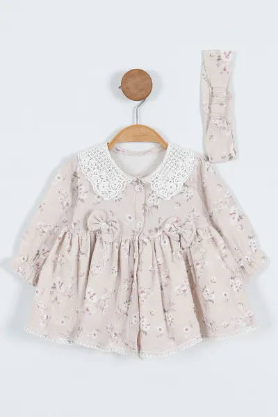 bej-6-24-aycicek-desenli-dantel-yaka-bandanali-muslin-kiz-bebek-elbise-340688