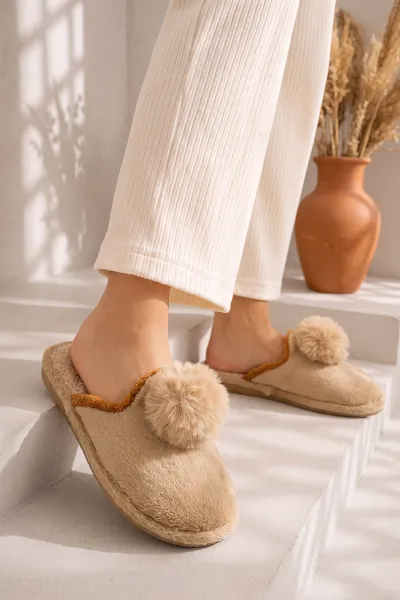 Bej Peluş Önü Kapalı Ponpon Detaylı Kadın Ev Terliği 488343