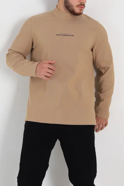 bej-regular-fit-dik-yaka-kabartma-yazili-erkek-sweatshirt-305765