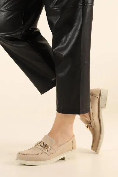 bej-suet-gold-zincirli-kadin-loafer-ayakkabi-301592