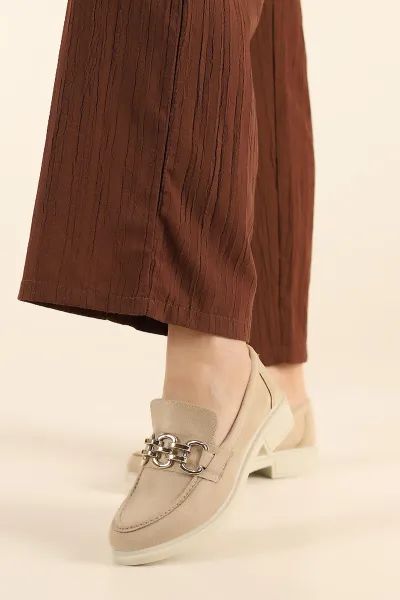 bej-suet-gold-zincirli-kadin-loafer-ayakkabi-301593
