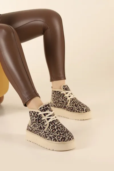 bej-suet-leopar-desenli-kalin-tabanli-ici-tuylu-bagcikli-kadin-bot-316611