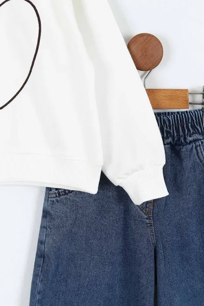 Beyaz (5-10 Yaş) 3 Çiçek Aksesuarlı Kalp Nakışlı  Sweatli Bol Paça Kot Pantolonlu Kız Çocuk 2'li Takım 412772