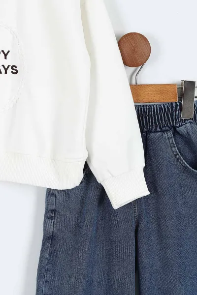 Beyaz (5-10 Yaş)Happy Holidays  Nakışlı Sweatli Bol Paça Kot Pantolonlu Kız Çocuk 2'li Takım 416189