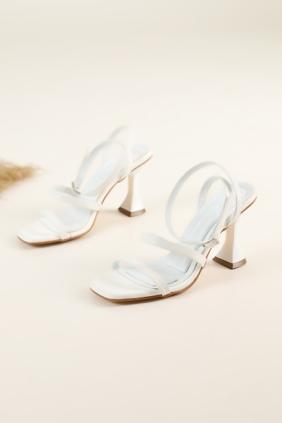 Beyaz Bantlı Bilek Kemerli Topuklu Ayakkabı 184692
