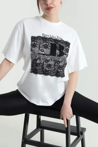 beyaz-baskili-dantelli-oversize-suprem-kadin-tisort-451175