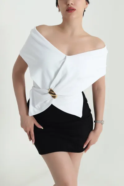 Beyaz Broşlıu Madonna Yaka Kadın Bluz 466483