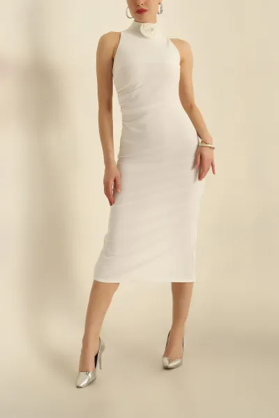 Beyaz Çiçek Aksesuarlı Yırtmaçlı Krep Elbise 256319