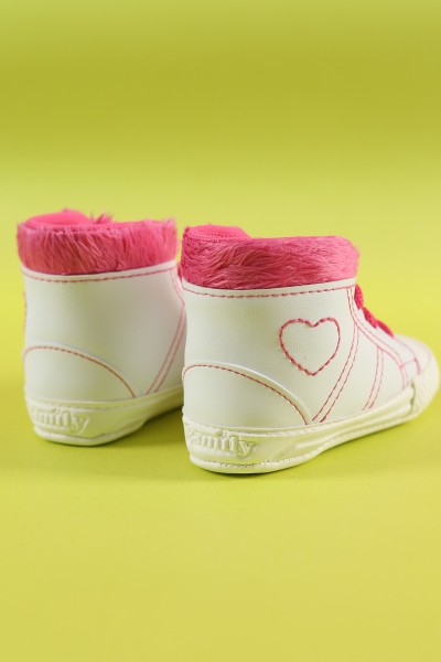 Beyaz Fuşya (18-19 Pappa) Kürklü Kalp Nakışlı Bilekli İlk Adım Kız Bebe Ayakkabısı 215420