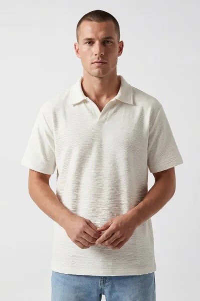 beyaz-jakarli-polo-yaka-erkek-tisort-435059